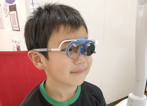 まずは梅嵜式視力検査法でお子様の眼の状態を細かくチェックします