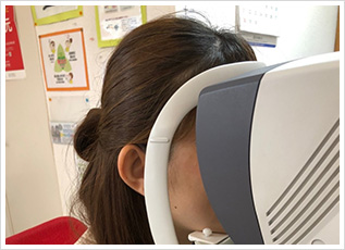 システム検眼器を用いて眼球の屈折状態を測定いたします。